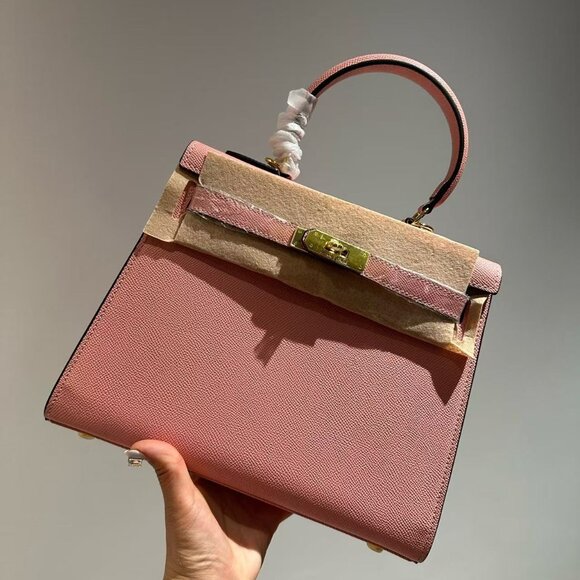 Classic Hermes Bag: A Stylish and Versatile Choice for Elegance - Picture 5 of 6